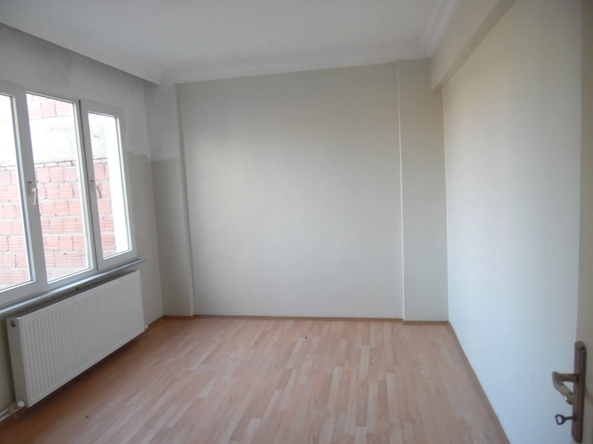 AKHİSAR GÜRBÜZ EMLAK TAN TAHİRÜN CADDESİNDE 5.KAT (ASANSÖR YOK) DOĞALGAZLI KİRALIK DAİRE