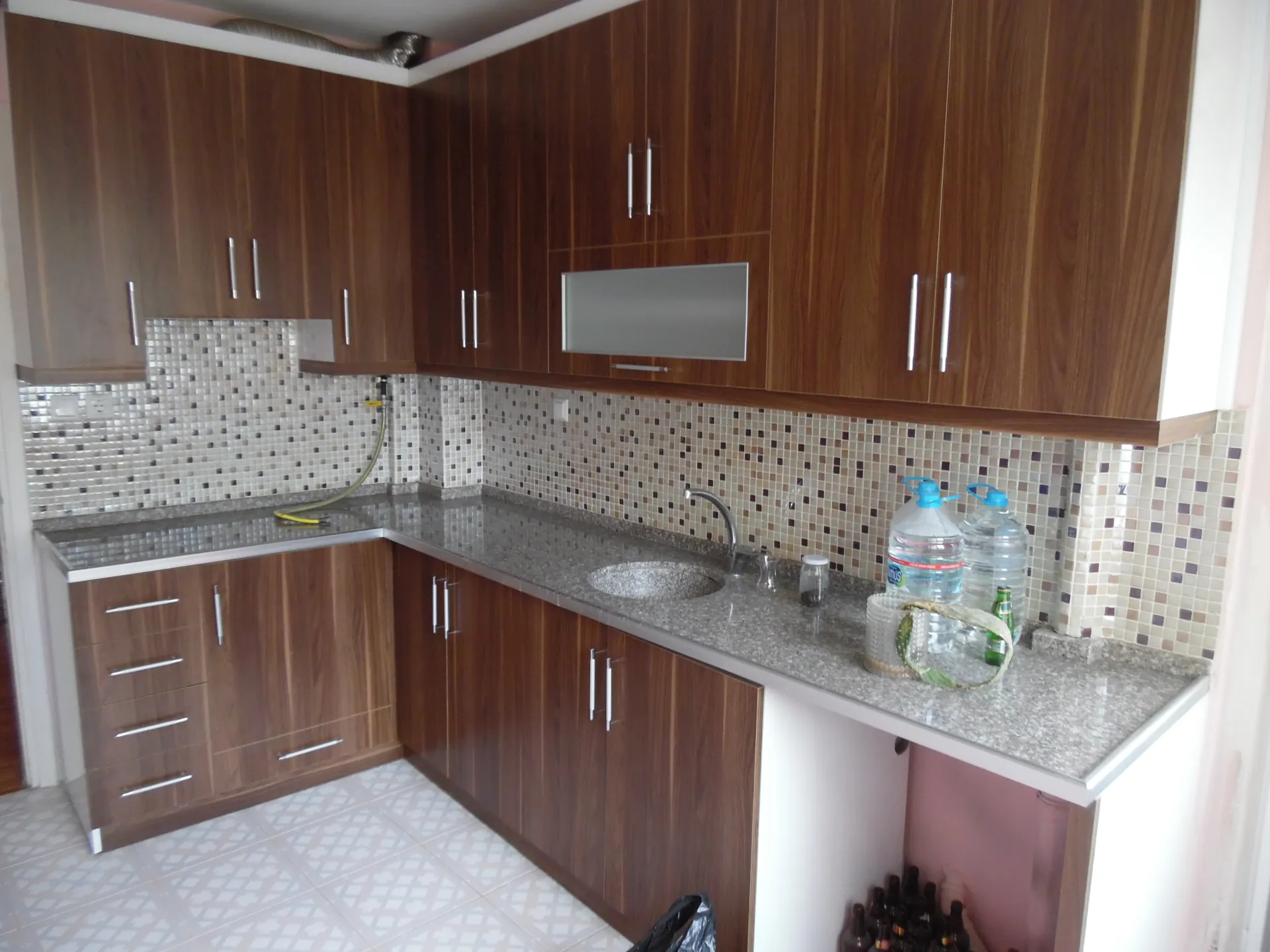 AKHİSAR GÜRBÜZ EMLAK TAN HÜRRİYET MAHALLESİ ESKİ STADYUM MEVKİİ 2 ODA 1 SALON ARA KAT SATILIK DAİRE - görsel 1